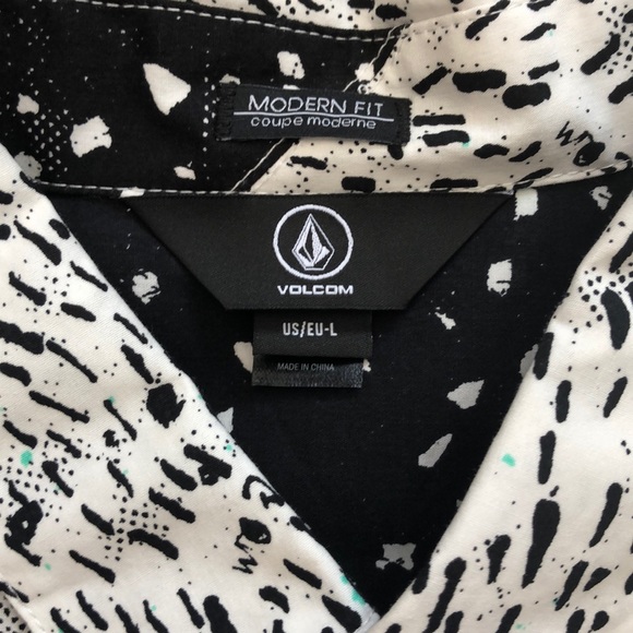 Large Volcom short sleeve button up - Picture 2 of 2